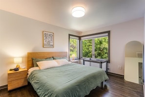 2 bedrooms, desk, free WiFi, bed sheets - Cozy 3-bed house with Mt. St. Helens View in SW Hills Portland (Portland)