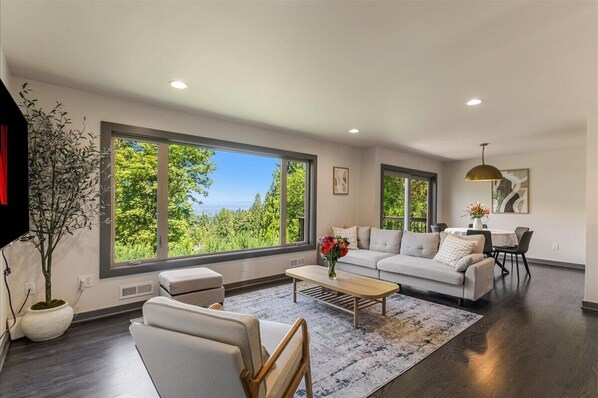 Smart TV, books, offices, computer monitors - Cozy 3-bed house with Mt. St. Helens View in SW Hills Portland (Portland)