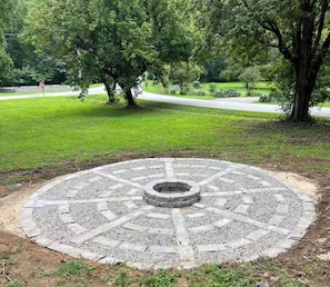 Property grounds - Spacious 5-bedroom pet friendly house with WiFi, AC in charming Oliver Springs (Oliver Springs)