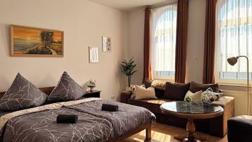 3 bedrooms, desk, iron/ironing board, free WiFi