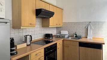 Kühlschrank, Mikrowelle, Ofen, Herdplatte