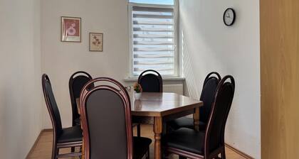Blunest Apartment: 3-Zimmer-Wohnung mit Parkplatz