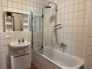Haartrockner, Handtücher, Seife, Toilettenpapier