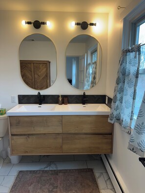 Douche, sèche-cheveux, serviettes fournies, savon