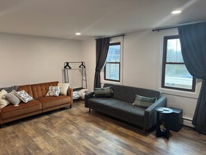 Smart-TV, Tischtennisplatte, Bücher