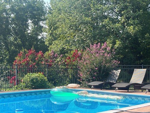 Pool, Hot Tub , 4-bedroom house in charming Dover with WiFi, AC. Enjoy your stay