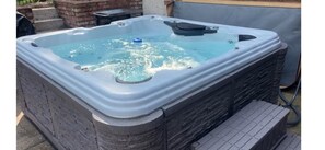 Outdoor spa tub - Pool, Hot Tub , 4-bedroom house in charming Dover with WiFi, AC. Enjoy your stay (Dover)