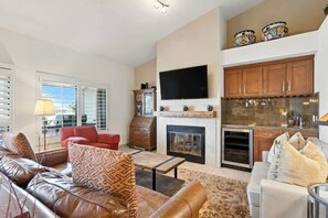 Televisie, een open haard en een kantoor