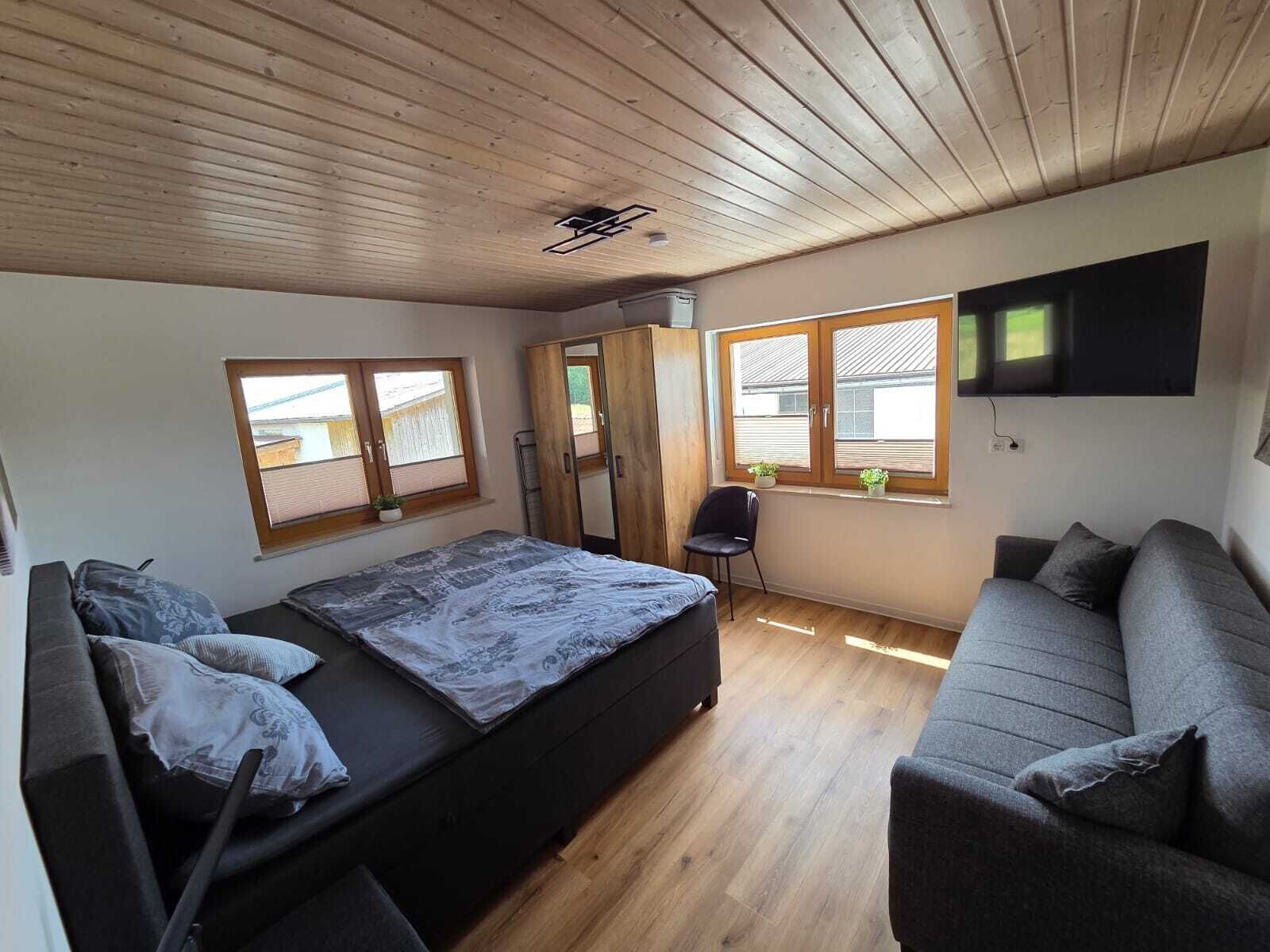 2 間睡房、書桌、熨斗/熨衫板、可攜式嬰兒床