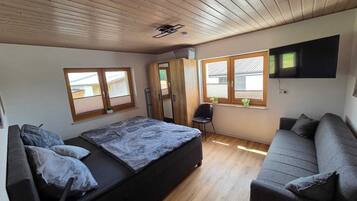 Escritorio, tabla de planchar con plancha, cuna de viaje y wifi gratis