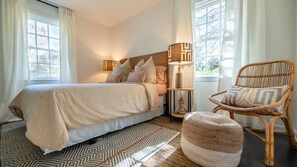 3 bedrooms, iron/ironing board, WiFi, bed sheets - Perfectly Park Circle - Mid Century Modern Charm (N. Charleston)