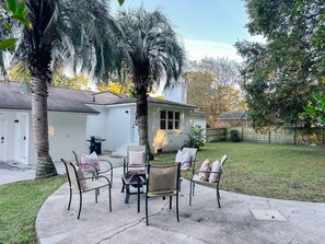Outdoor dining - Perfectly Park Circle - Mid Century Modern Charm (N. Charleston)