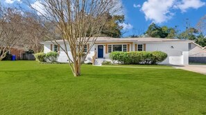 Exterior - Perfectly Park Circle - Mid Century Modern Charm (N. Charleston)