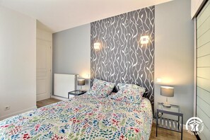 3 quartos, ferros/tábuas de passar roupa, berço de viagem