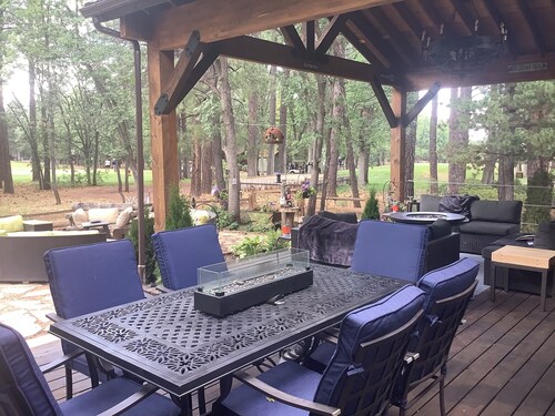 Lovely 3-bedroom cabin Pinetop Lakes golf course, covered deck, fire, Wi-Fi