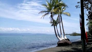 Playa en los alrededores y playa de arena blanca