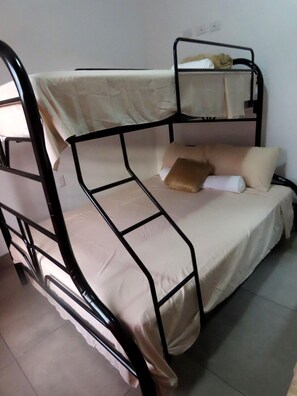 Chambre Triple, balcon | Wi-Fi gratuit