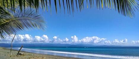 Playa en los alrededores y playa de arena blanca