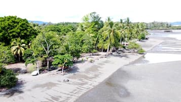 Una playa cerca, arena blanca
