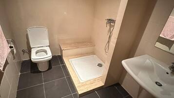 Douche, bidet, serviettes fournies, savon