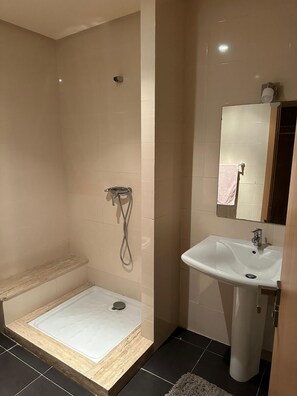 Bruser, bidet, håndklæder, Sæbe