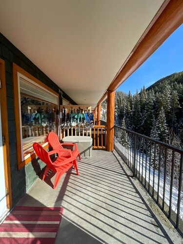 Morning sun, private deck, hot tub, cozy living space, serenity!
