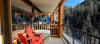 Morning sun, private deck, hot tub, cozy living space, serenity!