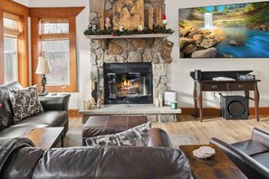 Smart-TV, Kamin, Bücher, Stereoanlage