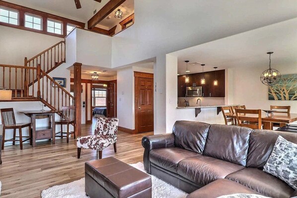 Smart TV, fireplace, books, stereo