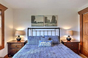 4 bedrooms, desk, iron/ironing board, free WiFi