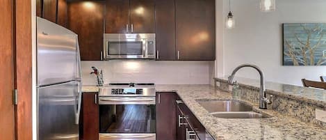 冷蔵庫、電子レンジ、オーブン、コンロ