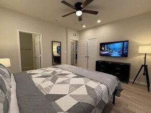 4 habitaciones, tabla de planchar con plancha, wifi y ropa de cama 