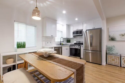 Stylish Long Beach Retreat - Walk to Beach & Bars!