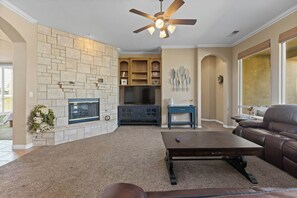 Smart TV, fireplace, stereo