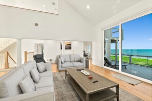 TV connectée, cheminée, chaîne hi-fi, écrans d'ordinateur