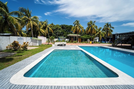 Una piscina al aire libre