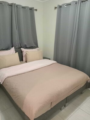 3 quartos, ferros/tábuas de passar roupa, Wi-Fi, roupa de cama