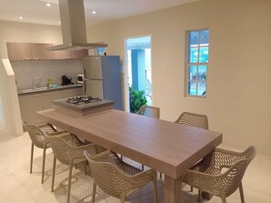 Microondas, placa de cocina, utensilios de cocina