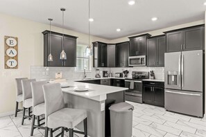 Maison, plusieurs lits, piscine privée, vue piscine (Resort Vibes At Championsgate) | Cuisine privée