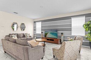 Nhà, nhiều giường, hồ bơi riêng, quang cảnh hồ bơi (Resort Vibes At Championsgate) | Nội thất