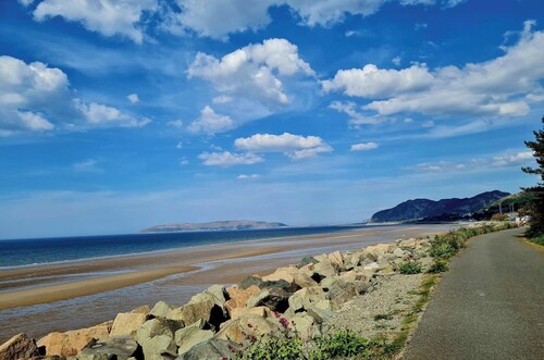 BEACH 4min walk SNOWDONIA border 4-bed Dog&Family friendly VILLA CONWAY Brough