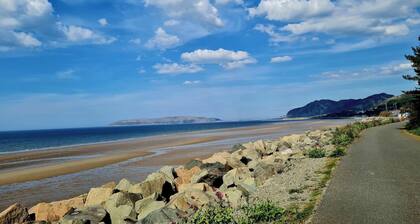 BEACH 4min walk SNOWDONIA border 4-bed Dog&Family friendly VILLA CONWAY Brough