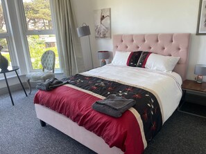 4 bedrooms, iron/ironing board, free WiFi, bed sheets