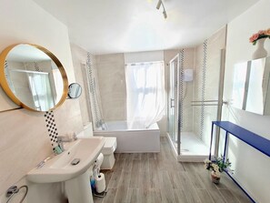 Een douche, een haardroger, handdoeken, zeep