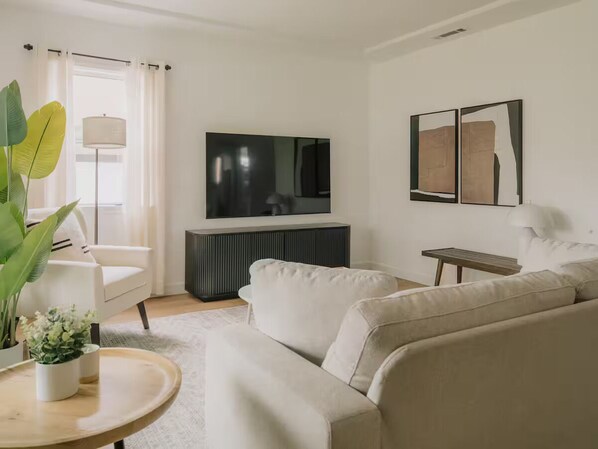 Living area - Hollywood 3BR Retreat with Nostalgic Touches (Burbank)