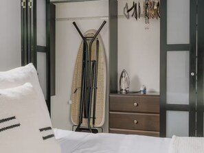 Tabla de planchar con plancha, wifi y ropa de cama