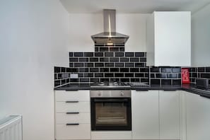 Micro-ondes, four, plaque de cuisson, bouilloire électrique