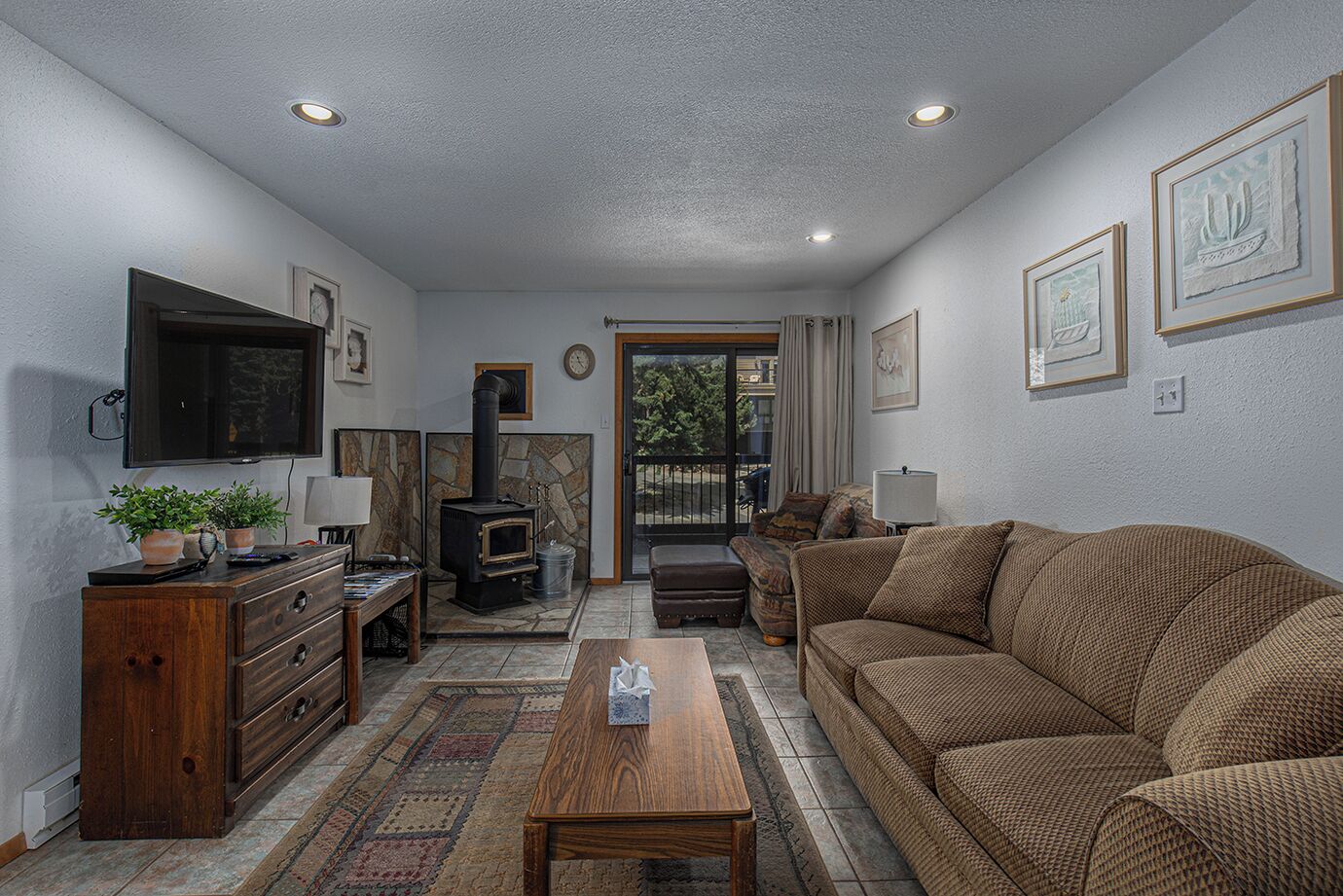 Smart TV, fireplace, DVD player