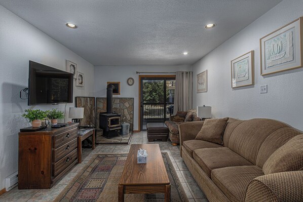 Smart-tv, een open haard en een dvd-speler