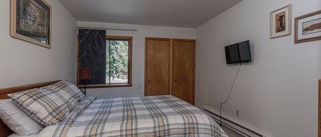 Iron/ironing board, free WiFi, bed sheets